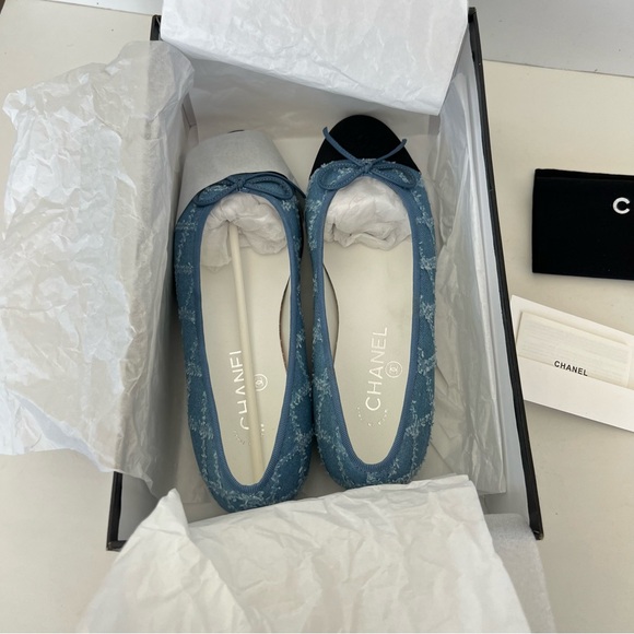 ♦️SOLD♦️CHANEL Blue Denim Black Cap Toe Grosgrain CC Logo Ballerina Flats Sz - Picture 3 of 14